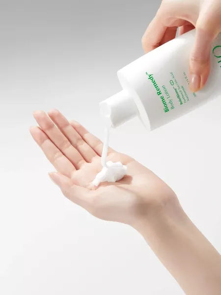 UIQ Легкий успокаивающий лосьон для тела с постбиотиками и пантенолом Biome Remedy Body Lotion 300 мл
